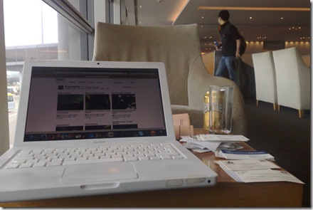 102708_tf_laptopairport1
